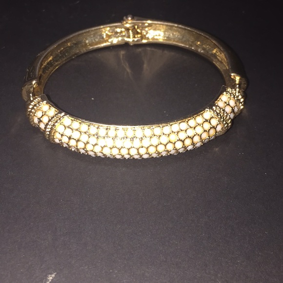 3/$15  🌺STUNNING WHITE PAVED BRACELET - Picture 7 of 8